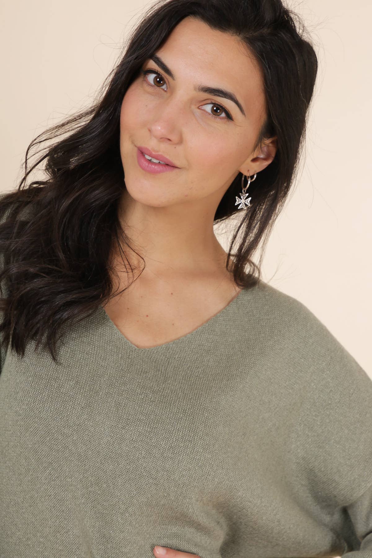 SHORT V-NECK SWEATER