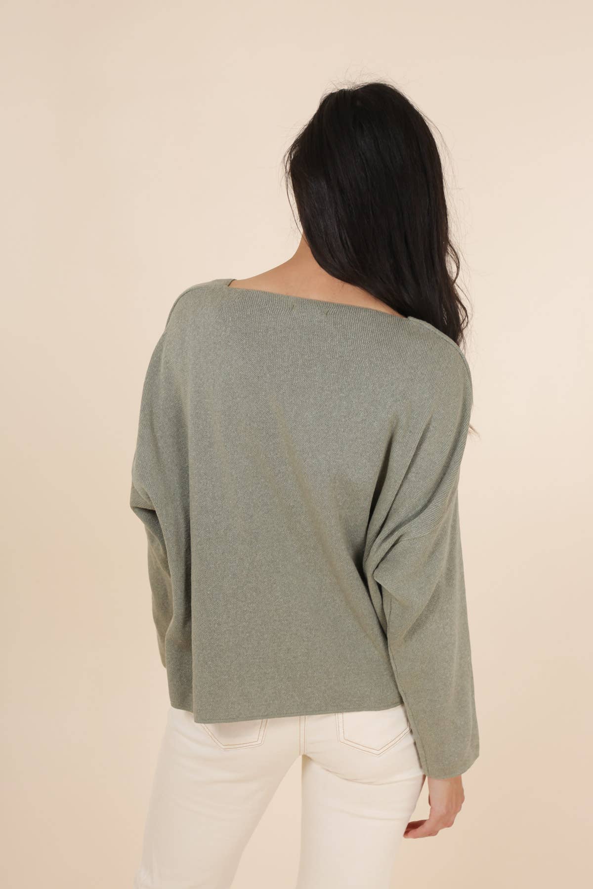 SHORT V-NECK SWEATER
