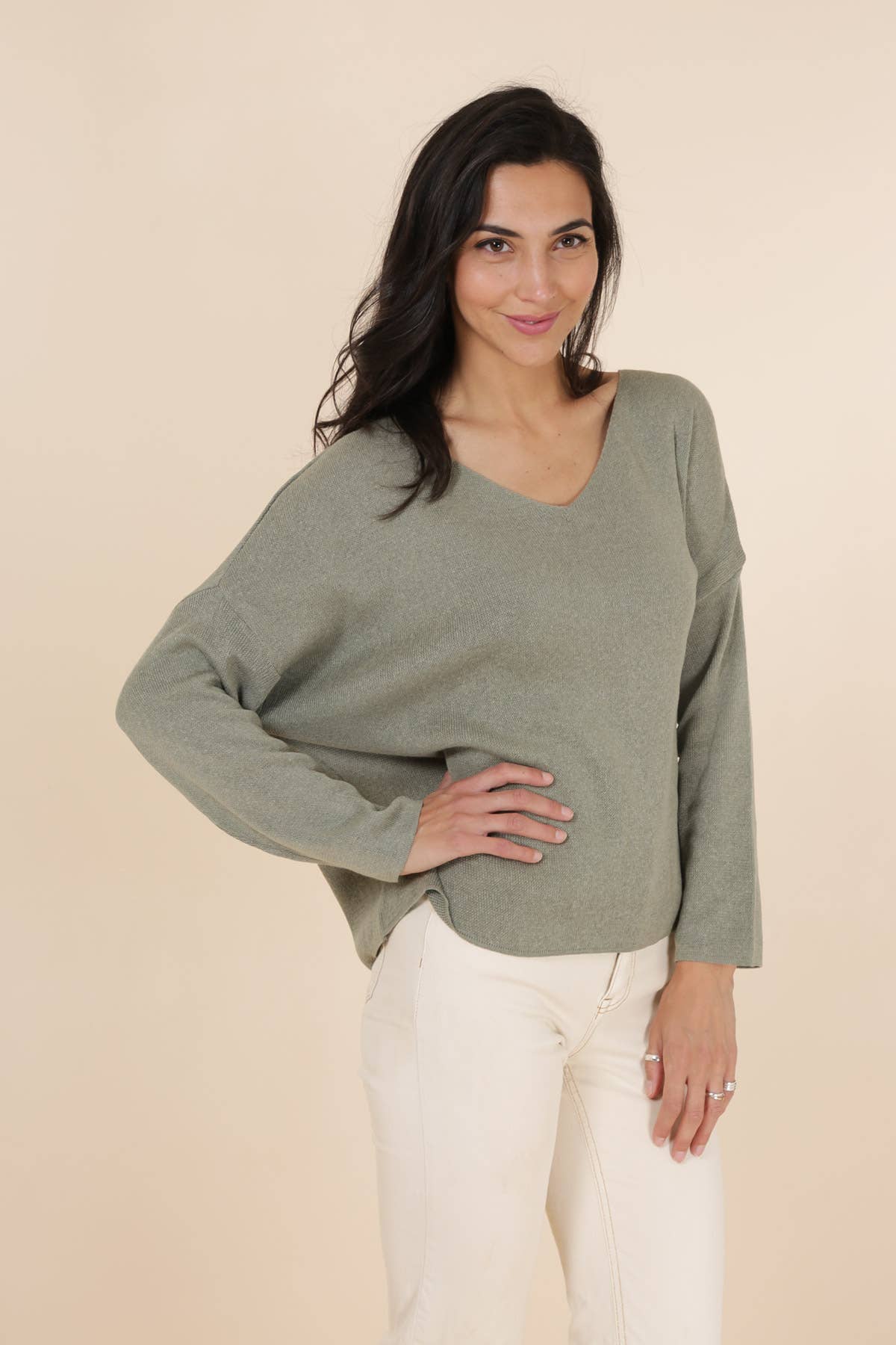 SHORT V-NECK SWEATER